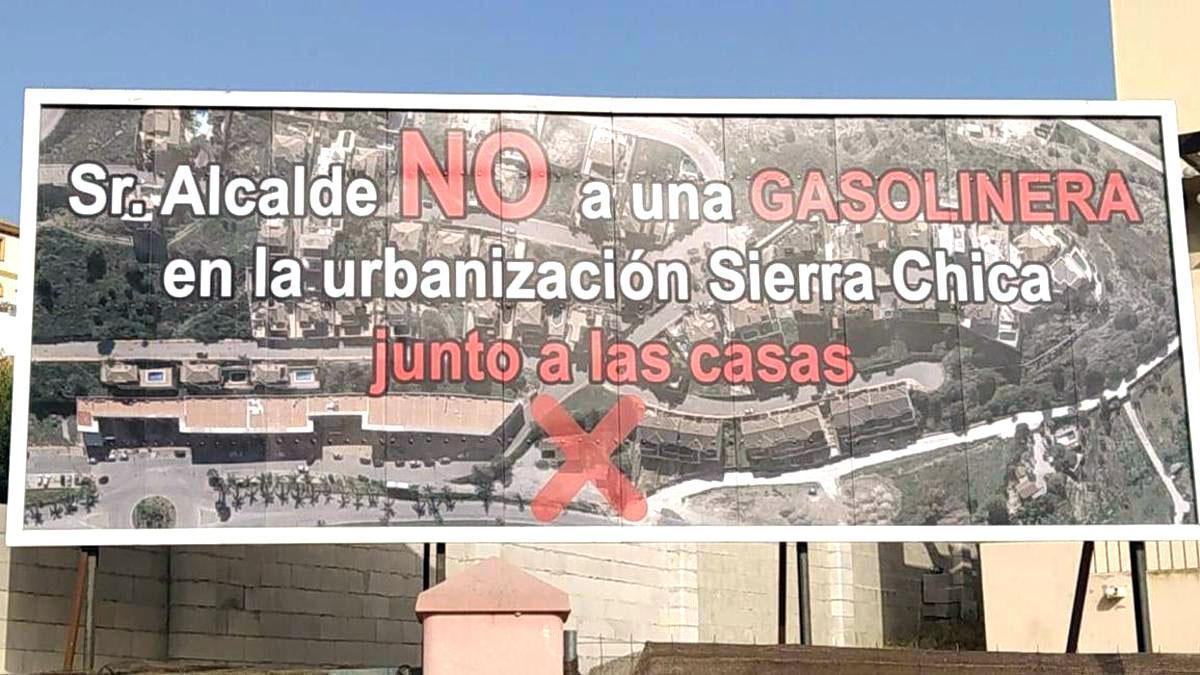 Cartel de una gasolinera rechazada por los vecinos de Coín