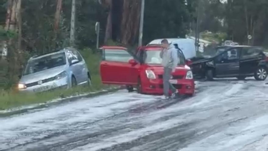 Vehículos accidentados en la PO-306 a su paso por Vilanova.