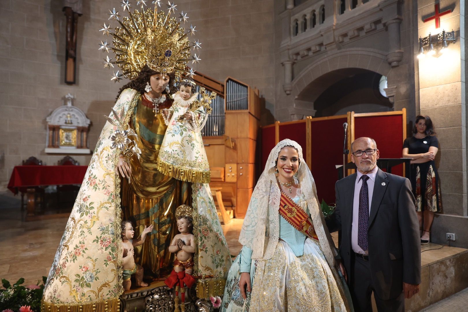 El Besamanos a la Virgen se remata con Carmen, Nerea y las cortes