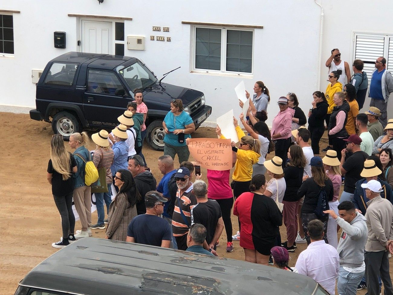 Manifestación en La Graciosa en contra del cierre del acceso a playa La Lambra