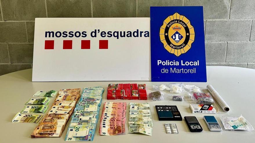 Deixa entrar voluntàriament la policia a casa seva i l'acaben detenint per possessió d’haixix i cocaïna
