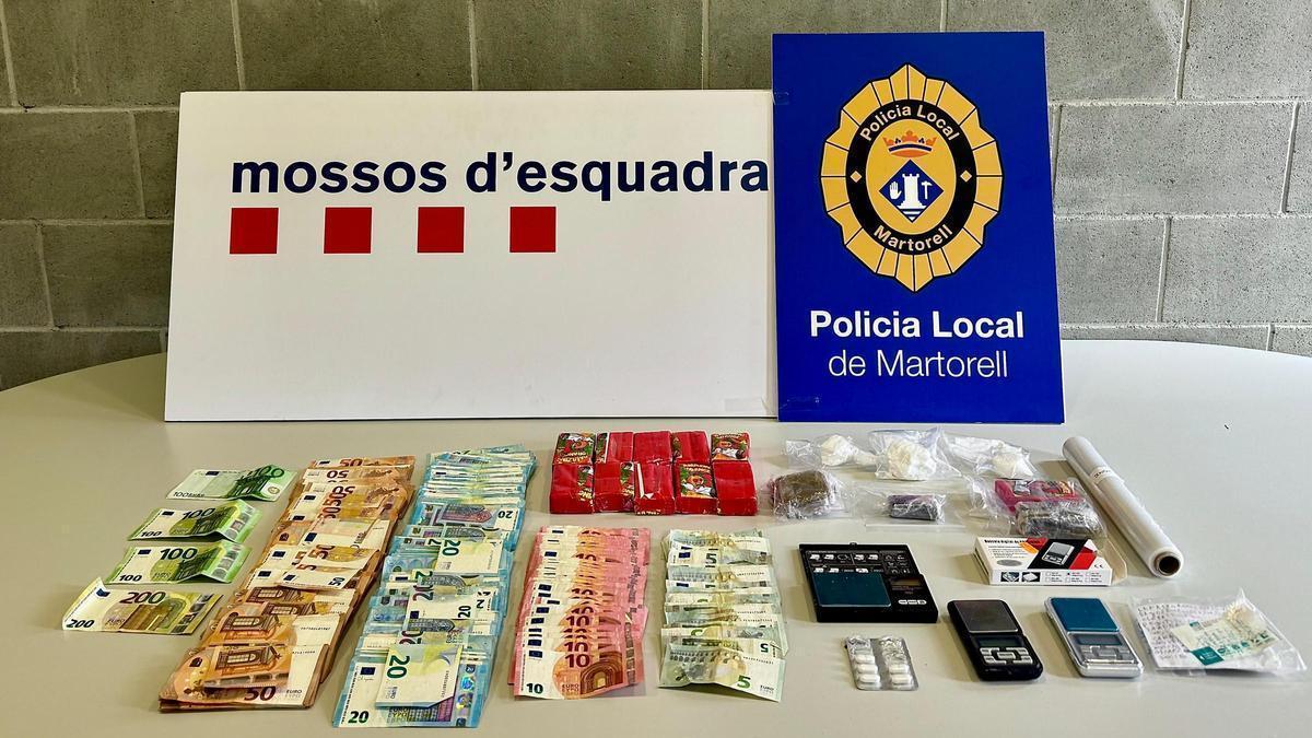 Estupefaents, diners i material que la policia va trobar a l'habitació del detingut