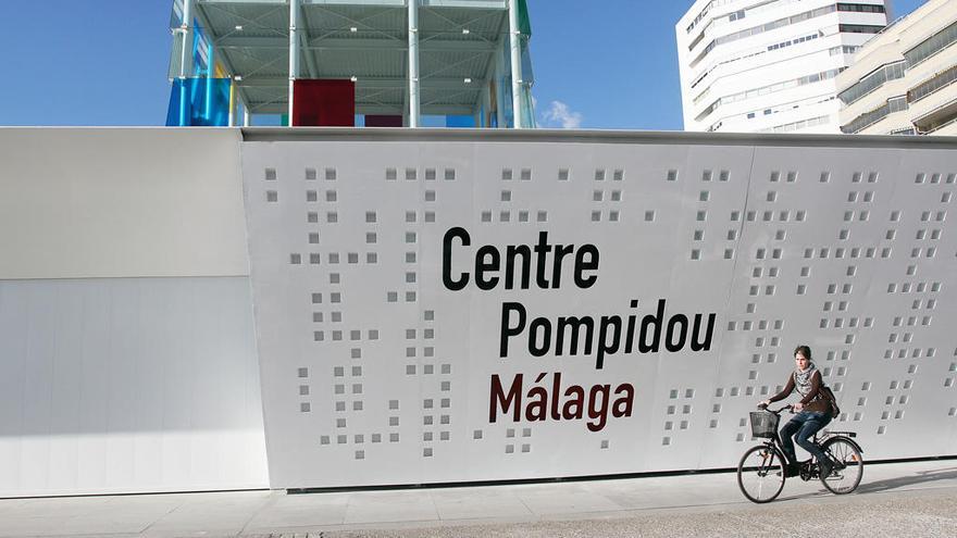 Una joven pasea en bicicleta frente al Pompidou.