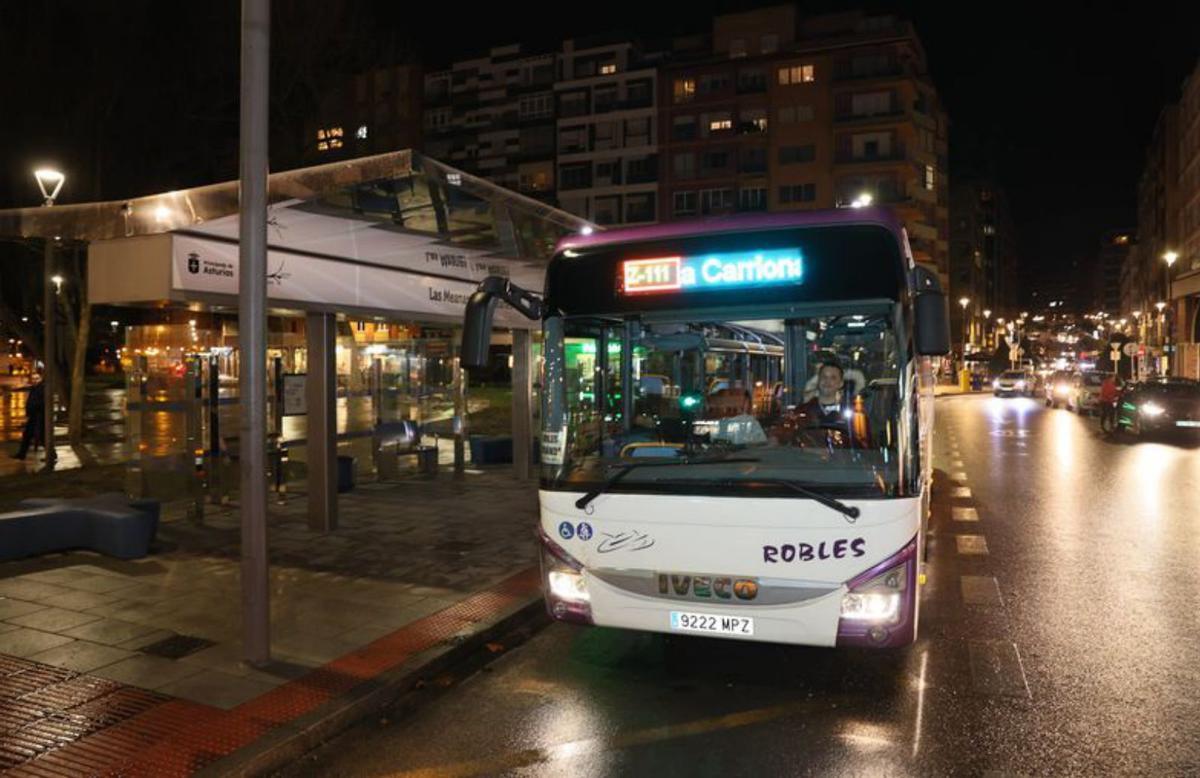 Un autobús con destino a Mirada en la nueva marquesina, la semana pasada.