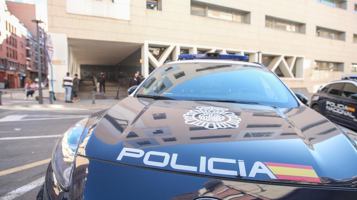 Coche patrulla de la Policía Nacional estacionado ante la Comisaría Provincial de Alicante.