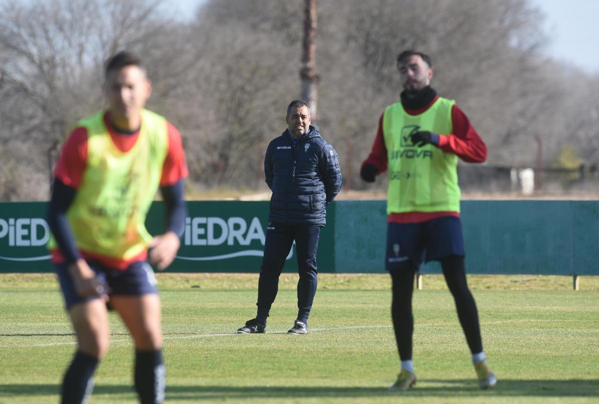 Los futbolistas del Córdoba CF se ejercitan ante la atenta mirada de Crespo, durante una sesión de esta semana.