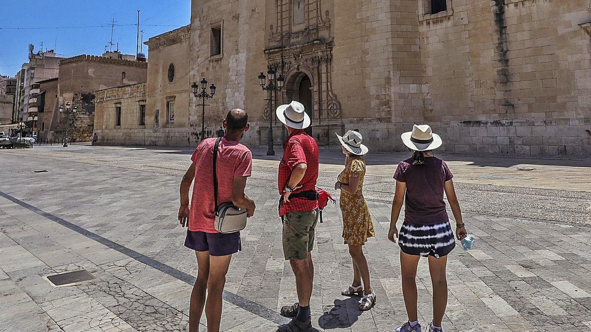 Un grupo de visitantes frente a la basílica de Santa María. | ANTONIO AMORÓS