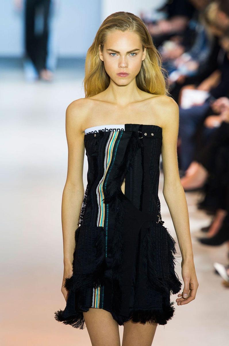 PFW: Paco Rabanne Primavera/Verano 2016, mini vestido con flecos