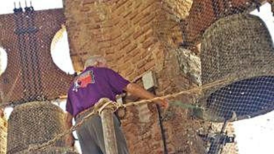 Campaneros de Zamora tocan las campanas de Villarrín.