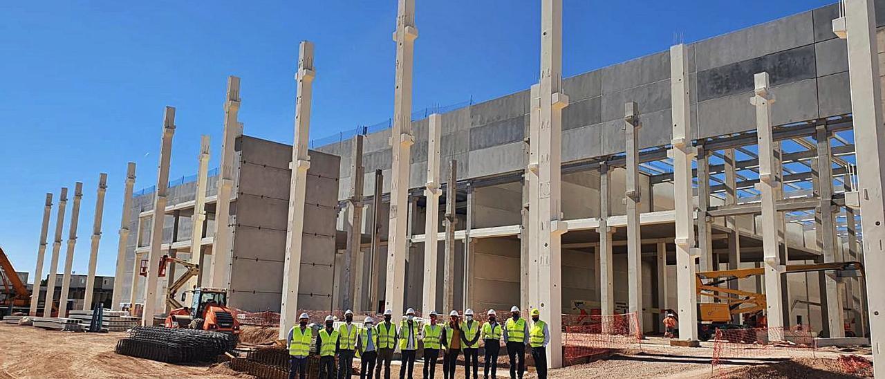 Directivos del Grupo AZA, en Parc Sagunt, en una visita reciente a las nuevas instalaciones. | LEVANTE-EMV