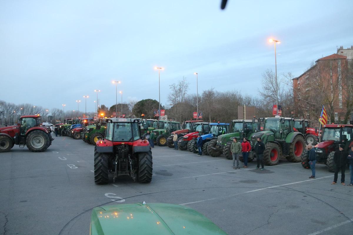 Un tractor llega a la concentración en defensa del campo en Girona