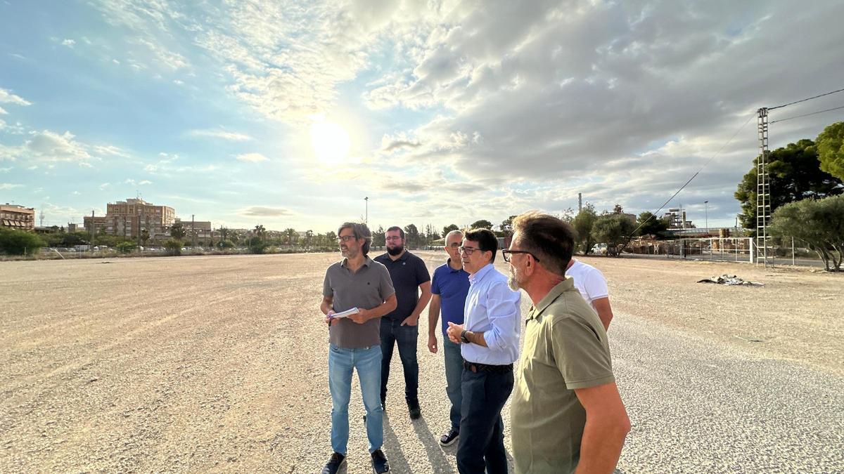 El alcalde, en el solar, con otros ediles