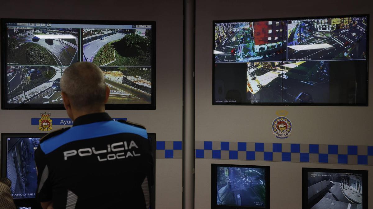 Un agente en la sala de control de la Policía Local de Oviedo.