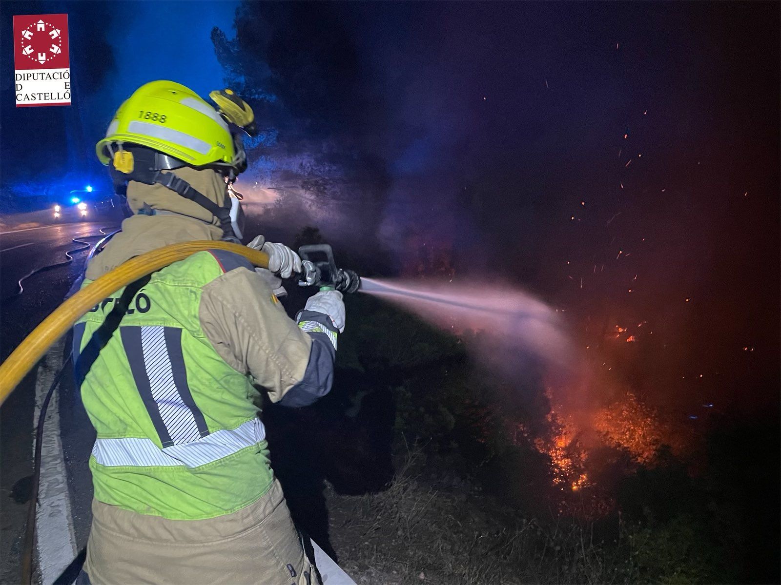 Esfuerzo titánico de los bomberos para extinguir el fuego en les Useres