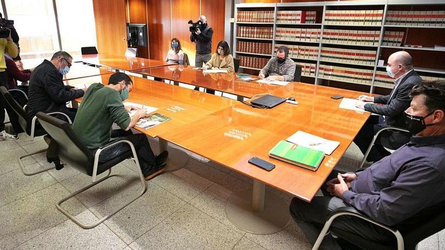 Reunión entre representantes del Consell (en primer término) y de las cuatro cooperativas agrícolas de Ibiza.