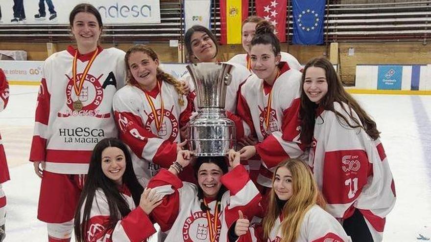 Varias jugadoras del Club Hielo Jaca de hockey hielo se forman en el aula de tecnificación del IES Pirineos.