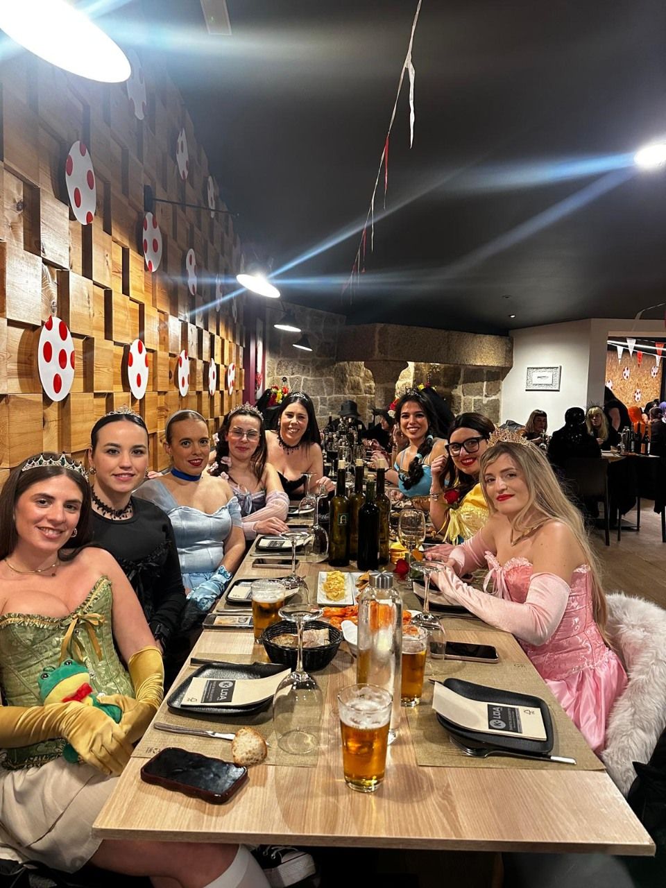 Asistentes a la fiesta de carnaval en el restaurante O 48 da Platería.