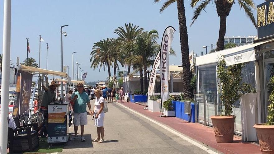 Turistas paseando por el Paseo Marítimo de Marbella.