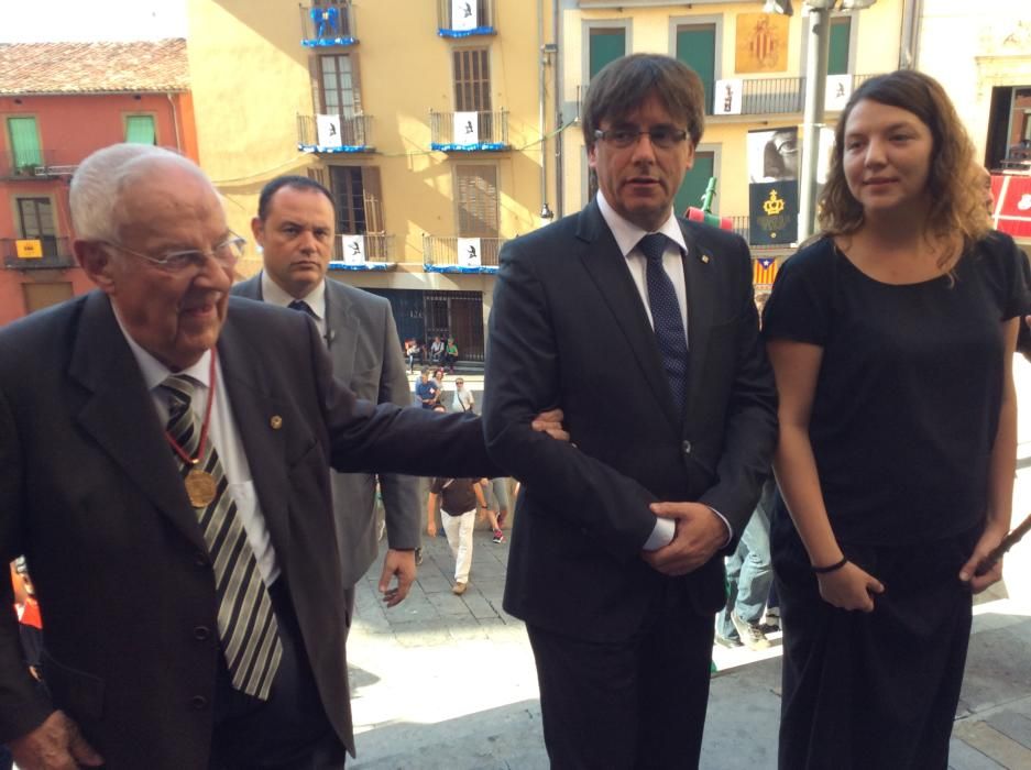 Per la dreta l'alcaldessa de Berga Montse Venturós acompanya al President Puigdemont i mossèn Climent Forner cap a la missa del Centenari.