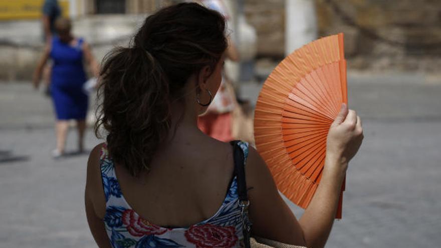 Una mujer se abanica para refrescarse durante un periodo de altas temperaturas.