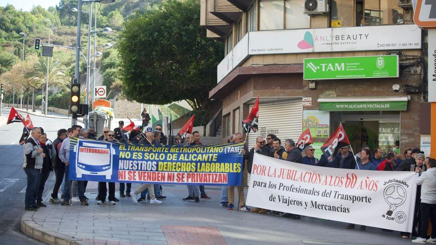 El sindicato mayoritario cifra en un 100% el seguimiento a la huelga del autobús interurbano de Alicante