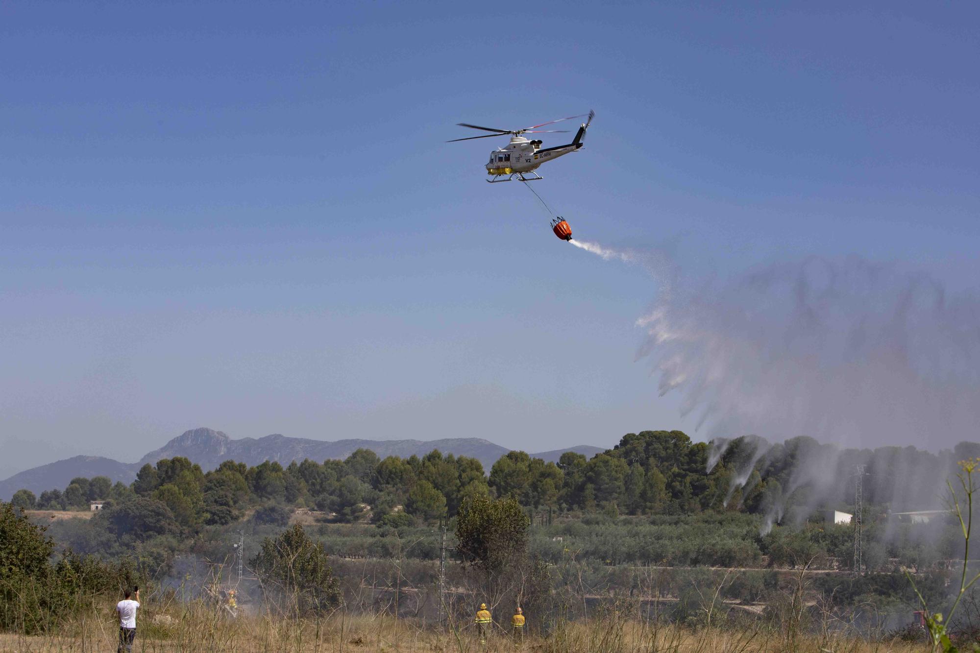 Los incendios de Ontinyent y L'Olleria movilizan una importancia dotación de bomberos y hasta 16 medios áreos