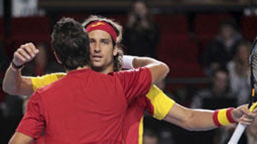 Feliciano López y Fernando Verdasco celebran la victoria en el partido de dobles contra Bélgica en marzo de 2011