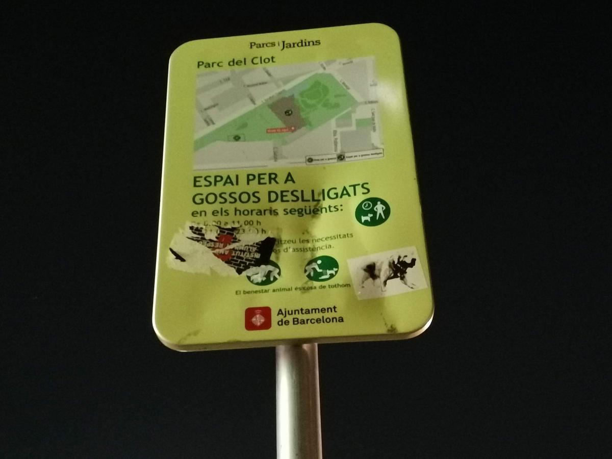 Zona de Uso Compartido (ZUC) del parque del Clot, con la señal vandalizada