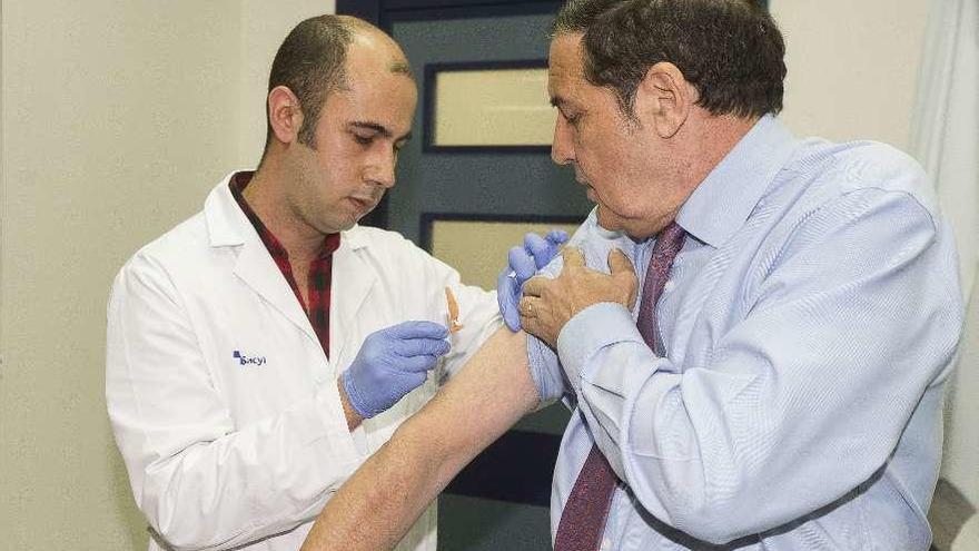 Sáez Aguado acude a vacunarse frente a la gripe .