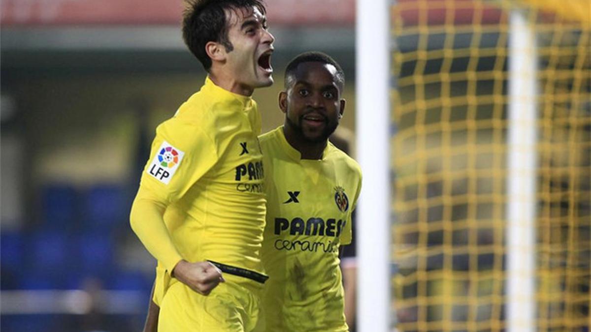 Trigueros celebra un gol con su compañero Bakambu