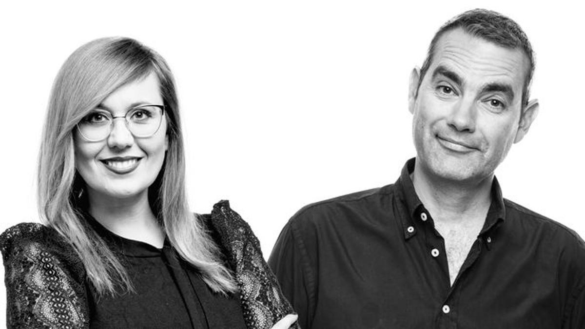 Òscar Fernández y Elisenda Carod, presentadores de 'La tarda de Catalunya Ràdio'