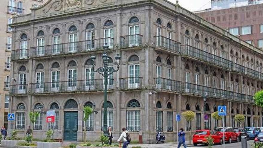 Fachada del edificio municipal situado en la calle Areal, 30. // M.G. Brea