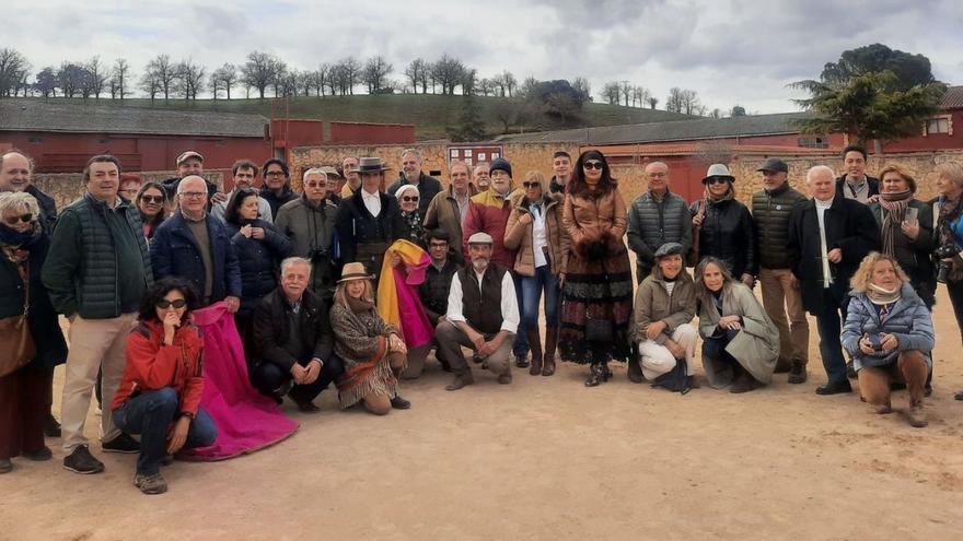 Los aficionados taurinos asturianos visitan la ganadería de Antonio Bañuelos
