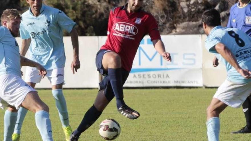 Un jugador del Erizana, en un partido anterior en Val Martín. // J. Lores