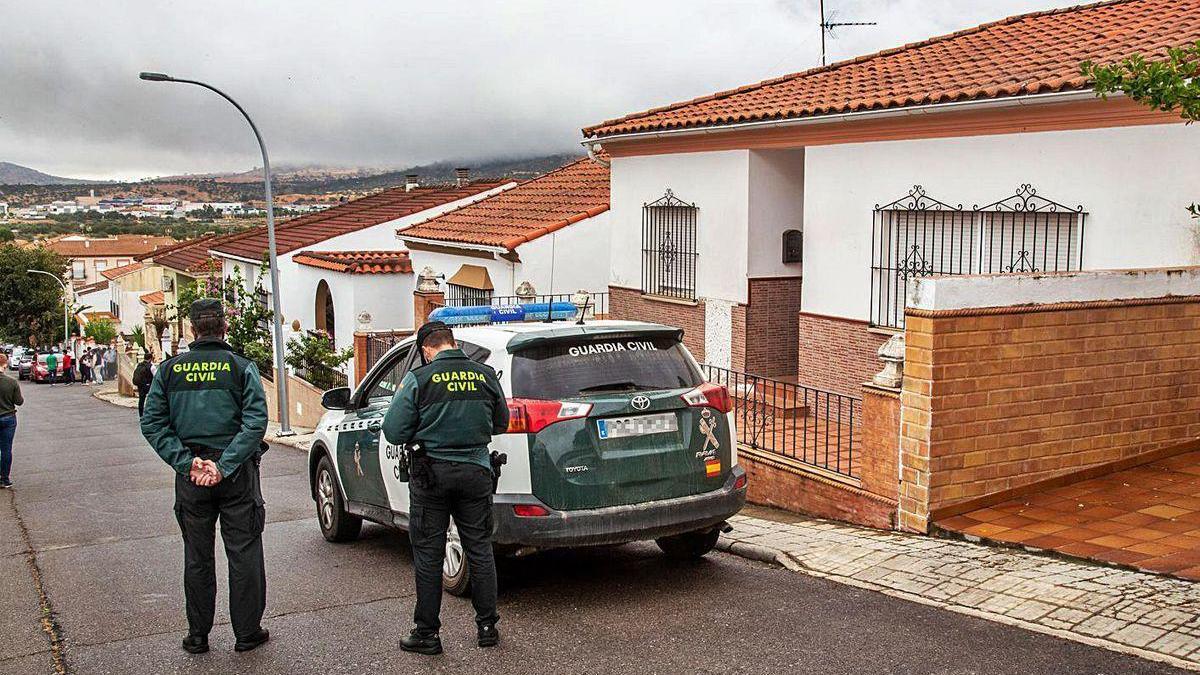 Agentes frente a la vivienda del arrestado, a pocos metros de la de la víctima.