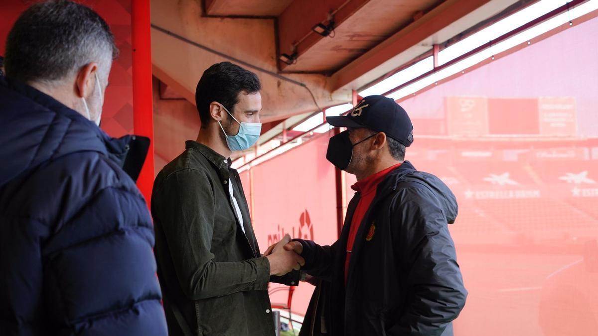Sergio Rico conversa con Luis García, entrenador del Mallorca.