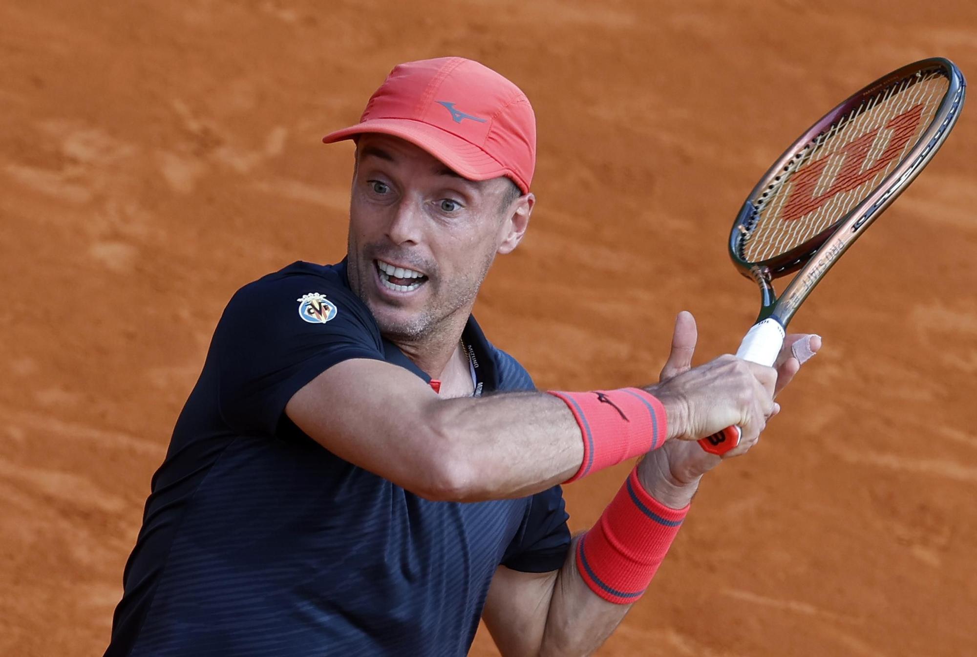 Roberto Bautista tratando de golpear una bola durante su partido ante Hubert Hurkacz