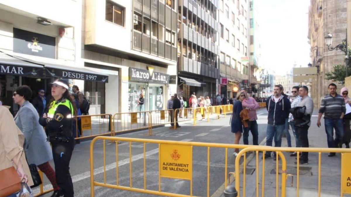 Control de entrada a la calle de la Sangre en una «mascletà» del año 2019.  | M. D.