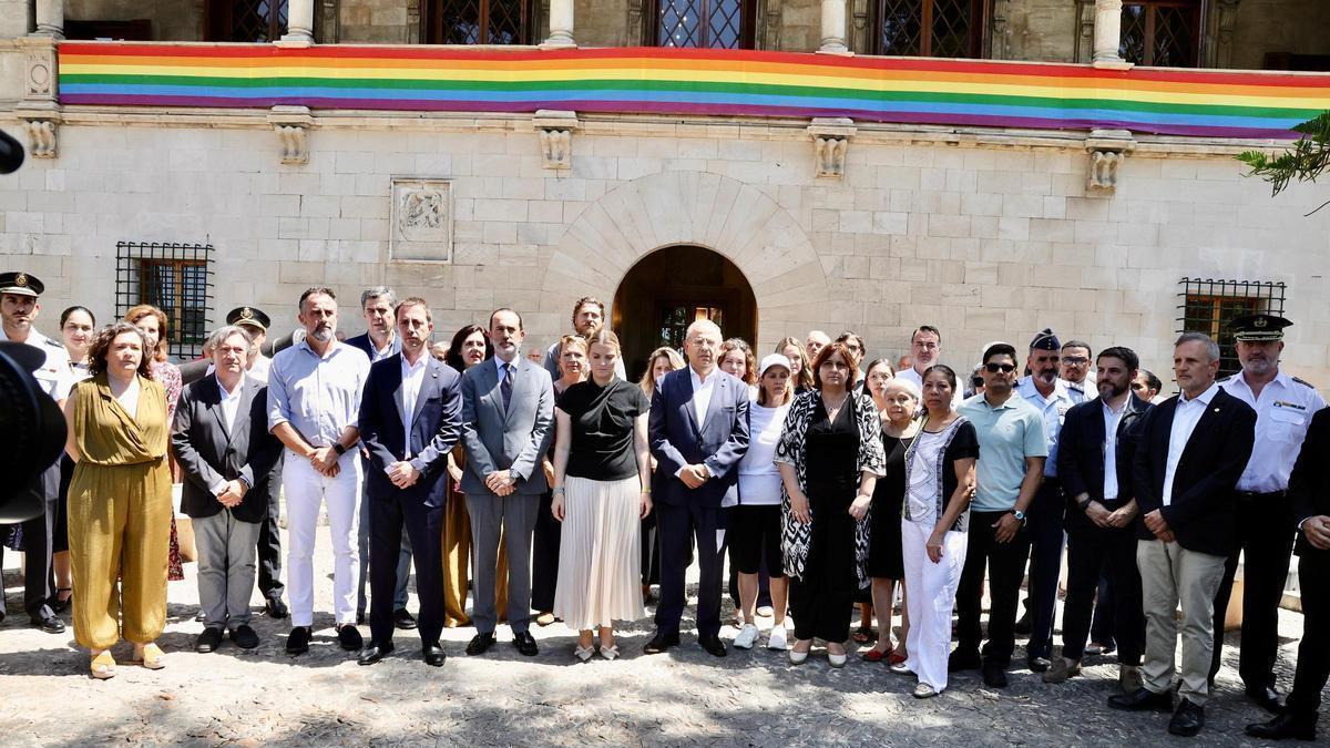 Imagen de representantes de la comunidad venezolana, junto con la presidenta del Govern y el delegado del Gobierno en Baleares