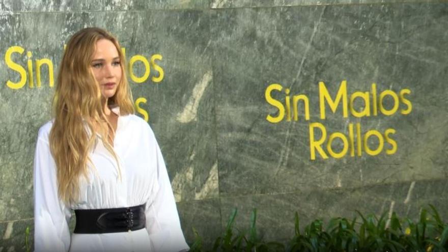 Jennifer Lawrence llega a España &quot;sin malos rollos&quot; y presumiendo de piernas