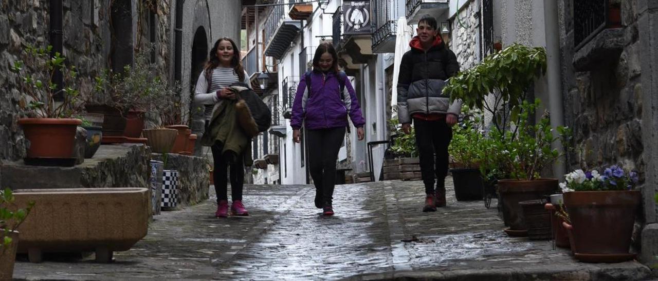 Tres alumnos del colegio de Ansó caminan por una de las calles de este pueblo altoaragonés, en una foto de archivo.