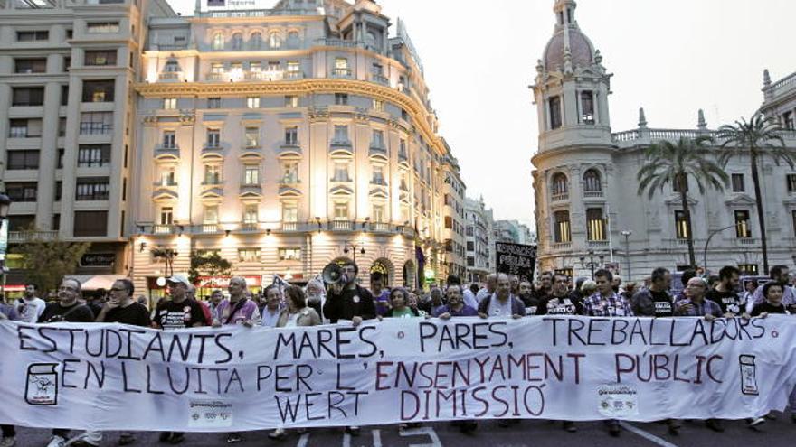 Varios miles de estudiantes y padres de alumnos han participado esta tarde en la manifestación por las calles del centro de Valencia en la tercera jornada de la huelga en los centros de enseñanza.
