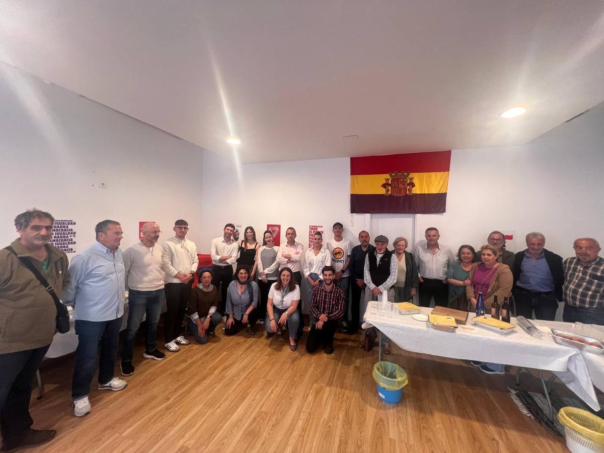 Foto de familia en la inauguración de la sede.