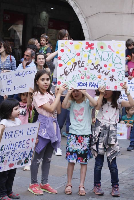 Pares i alumnes del Pla de l''Estany i el Gironès, reclamen gestionar els menjadors escolars