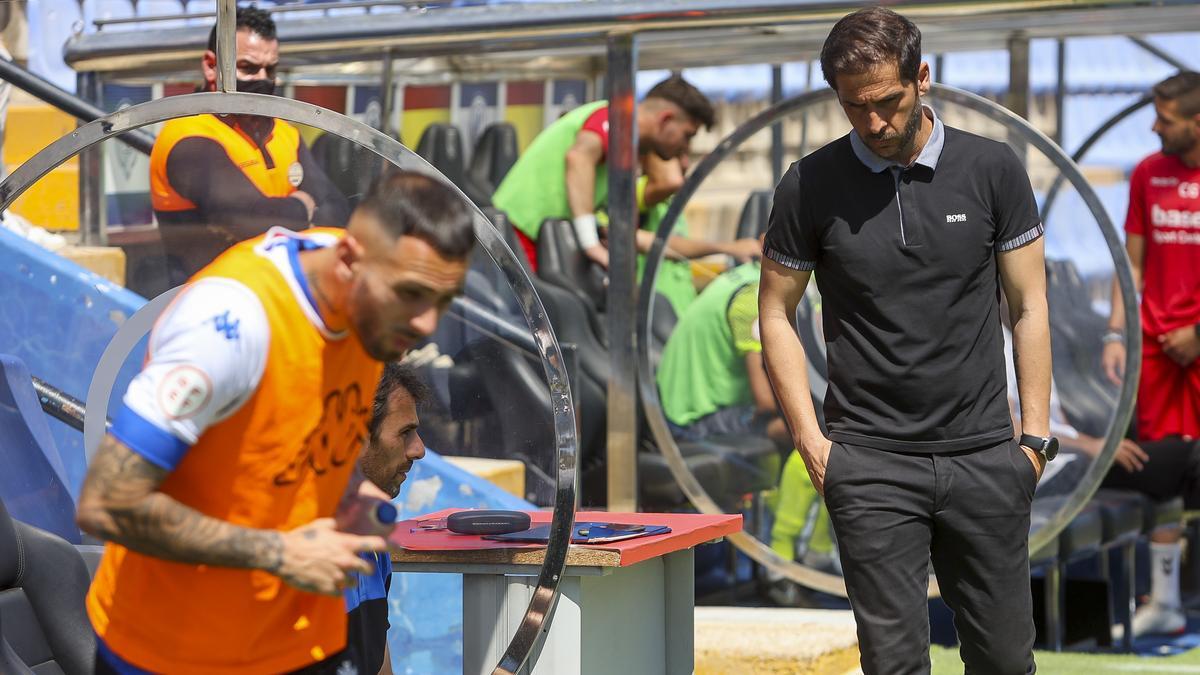 Sergio Mora llega al banquillo antes del comienzo del partido frente al Melilla en el Rico Pérez de Alicante.
