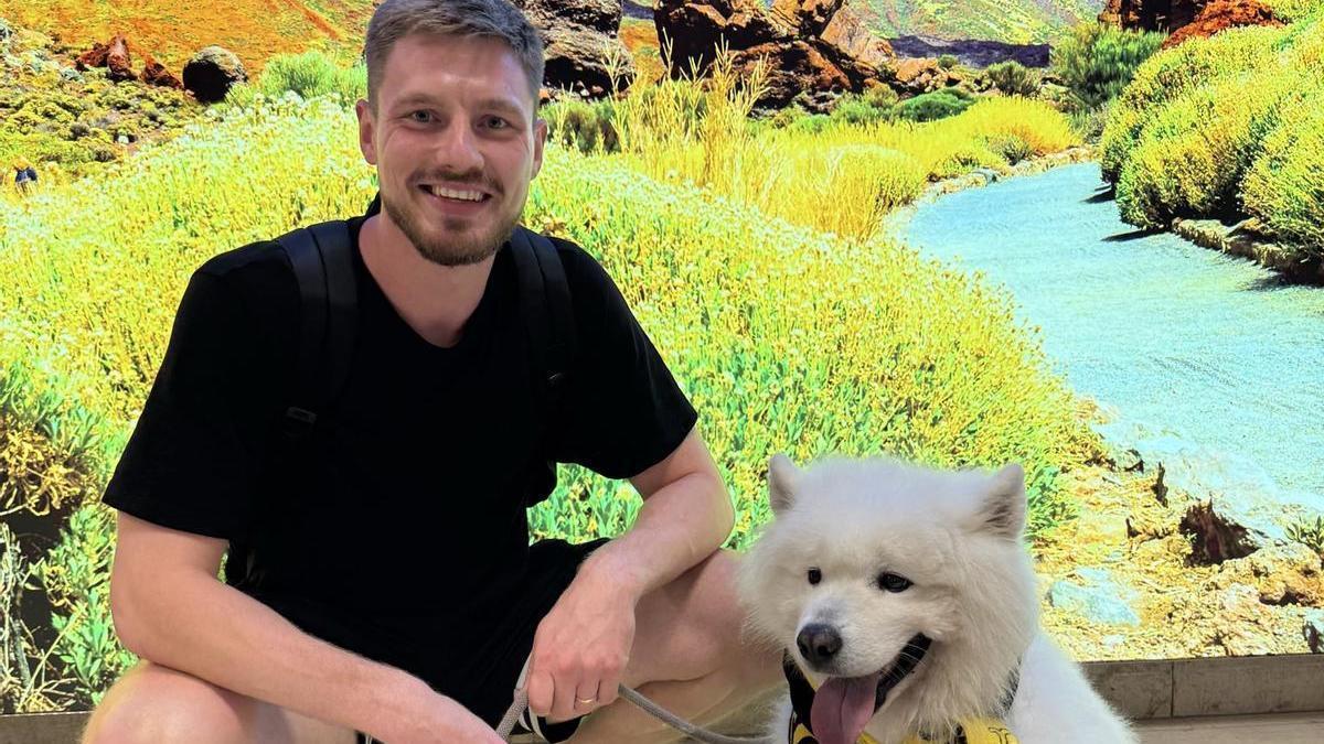 Arturs Kurcus, junto a su perro Geoffrey a su llegada a Tenerife.