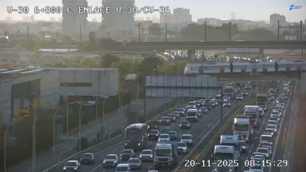 Imagen de la V-30 poco después de las 8.00 horas de esta mañana.