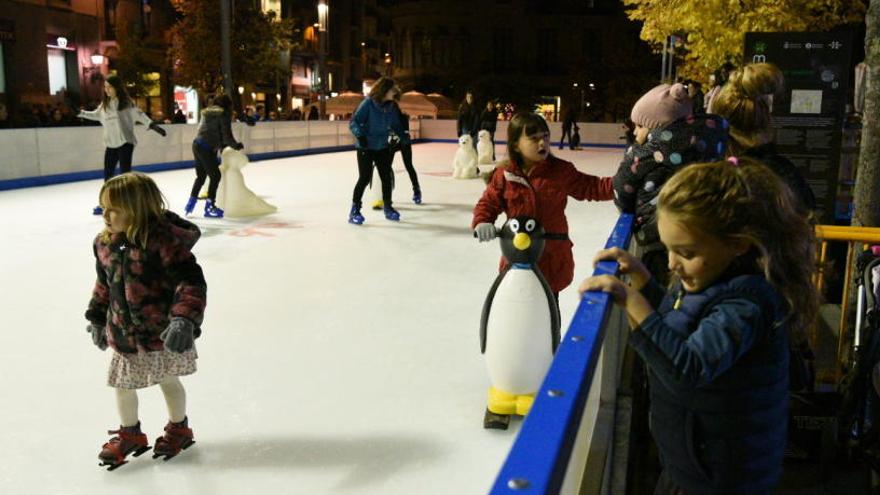 Els primers patinadors de la pista de gel.