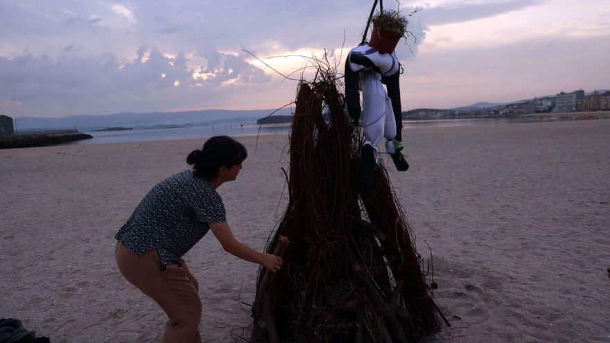El espinoso &quot;cadillo&quot; vuelve a preocupar a los usuarios de la playa urbana de Compostela