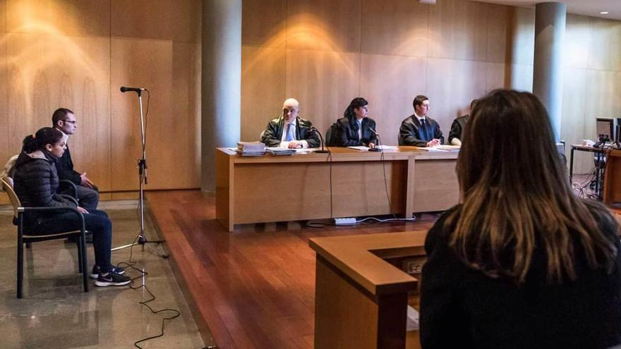 Los acusados, sentados en la sala de vistas de la Audiencia Provincial durante el primer del juicio por el asesinato del pequeño Imran.